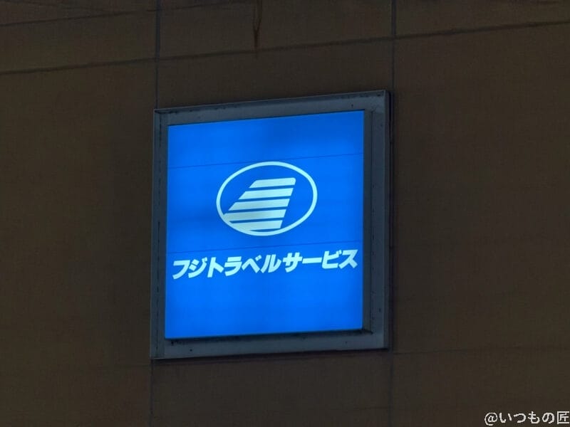 iPhone 17 Pro カメラ 夜のショッピングモールの駐車場内の風景