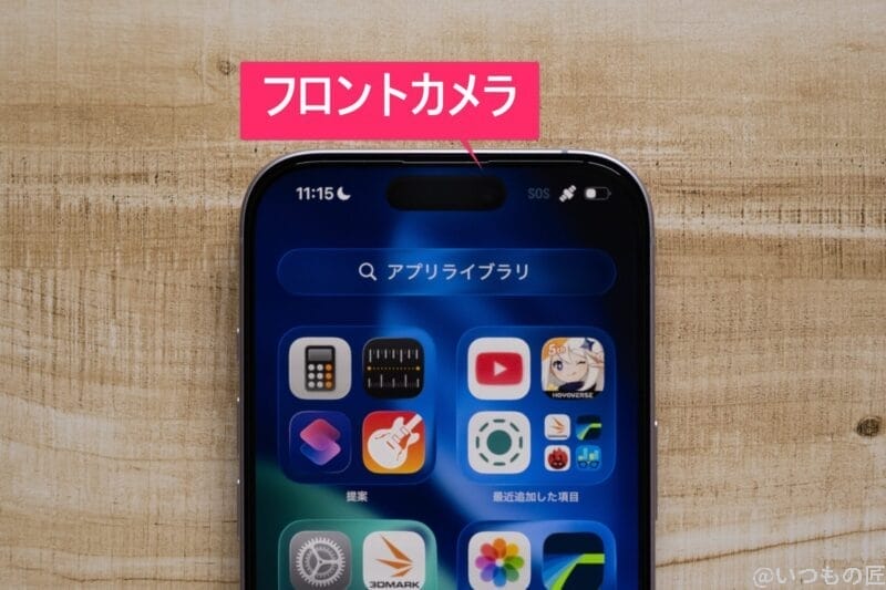 木のテーブルの上に置かれたiphone17 | iphone review.jp iPhone17 カメラ 木のテーブルの上に置かれたiPhone17