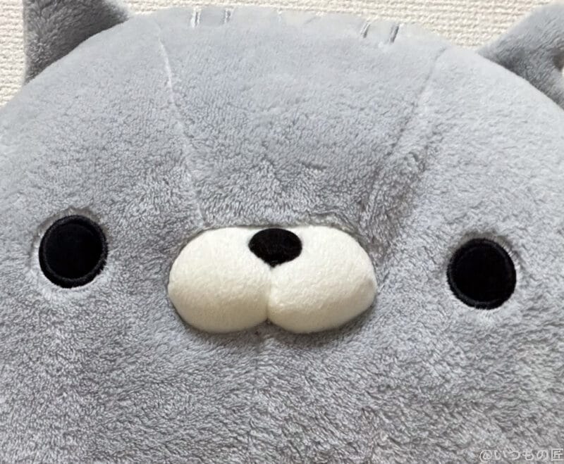 フローリングの床に置かれた熊のぬいぐるみ | iphone review.jp iPhone17 カメラ フローリングの床に置かれた熊のぬいぐるみ