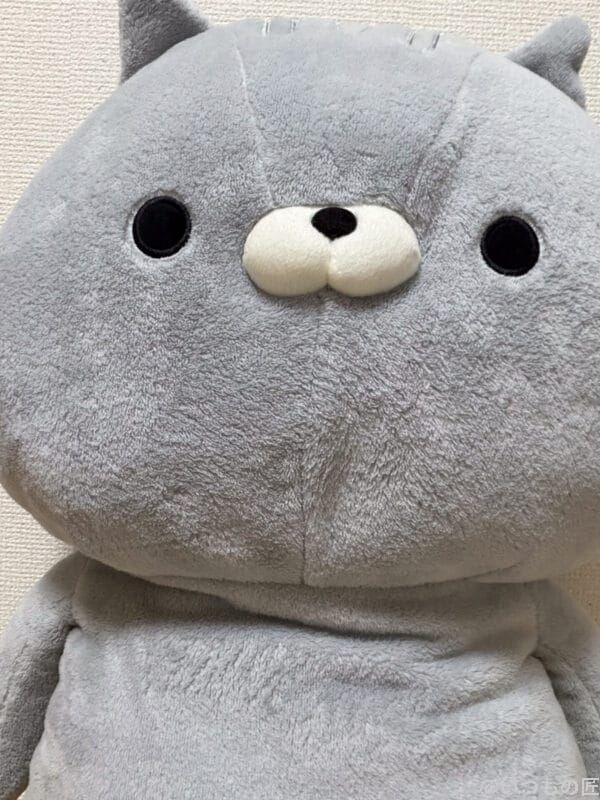 フローリングの床に置かれた巨大な熊のぬいぐるみ | iphone review.jp iPhone17 カメラ フローリングの床に置かれた巨大な熊のぬいぐるみ