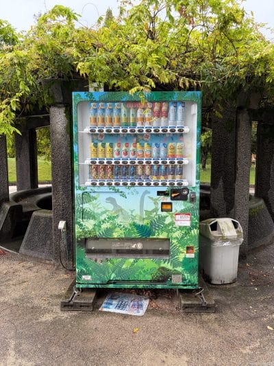 雨に濡れた自動販売機 | iphone review.jp iPhone17 カメラ 雨に濡れた自動販売機