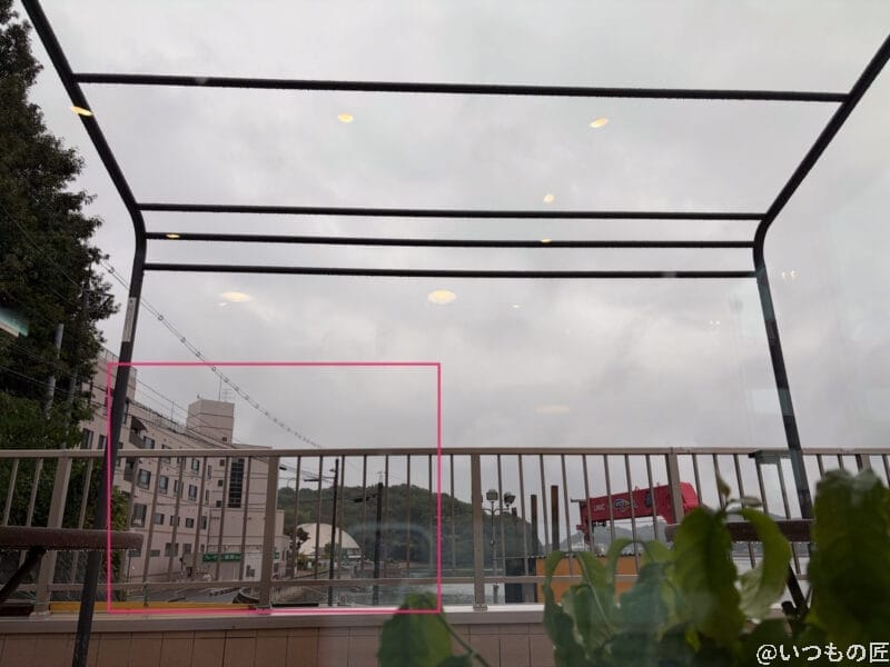 雨の日に窓際からベランダを撮影した一枚 | iphone review.jp iPhone17 カメラ 雨の日に窓際からベランダを撮影した一枚