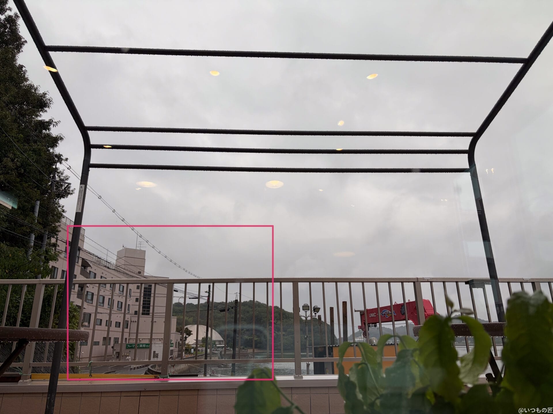 iPhone17 カメラ
雨の日に窓際からベランダを撮影した一枚