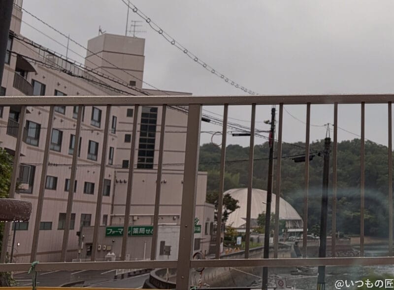 雨の日に窓際からベランダを撮影した一枚 | iphone review.jp iPhone17 カメラ 雨の日に窓際からベランダを撮影した一枚