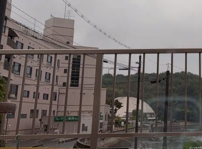 雨の日に窓際からベランダを撮影した一枚 | iphone review.jp iPhone17 カメラ 雨の日に窓際からベランダを撮影した一枚