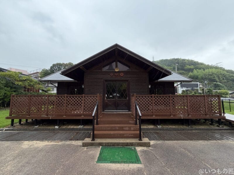 iPhone Air カメラ 雨の日のコテージ風の休憩所