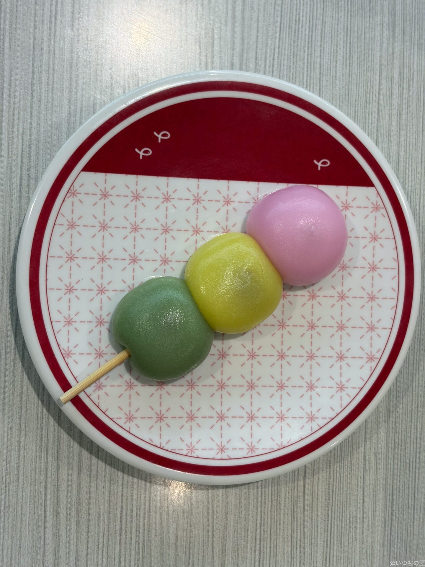 iPhone17 カメラ
皿の上の1本の三色団子