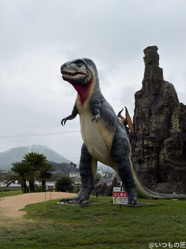 雨の日のティラノサウルスの巨大オブジェ | iphone review.jp iPhone17 カメラ 雨の日のティラノサウルスの巨大オブジェ