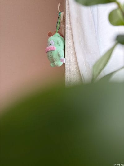 緑色の魚のマスコットキーホルダーを捉えた一枚 | iphone review.jp iPhone17 カメラ 緑色の魚のマスコットキーホルダーを捉えた一枚