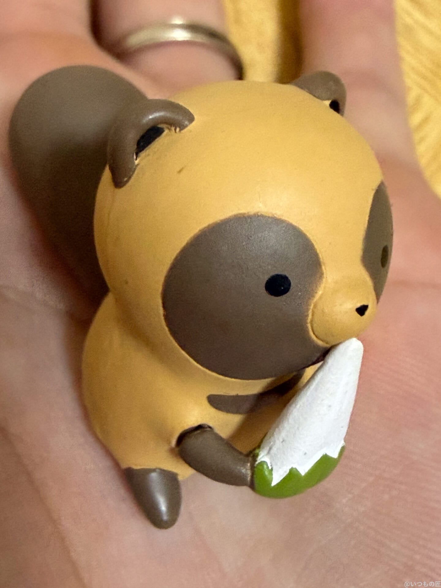 手のひらサイズの狸のマスコット人形 | iphone review.jp iPhone17 カメラ 手のひらサイズの狸のマスコット人形