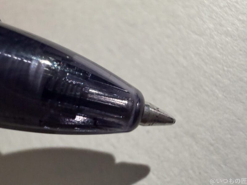黒のボールペンの先端 | iphone review.jp iPhone17 カメラ 黒のボールペンの先端