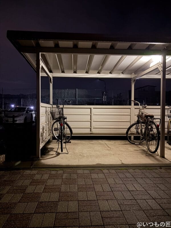 iPhone17 カメラ 夜の駐輪場に置かれた2台の自転車