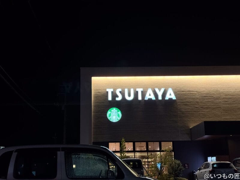 iPhone17 カメラ 夜のコーヒーショップの外壁を捉えた一枚