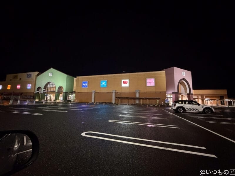 iPhone17 カメラ 夜のショッピングモールの駐車場内