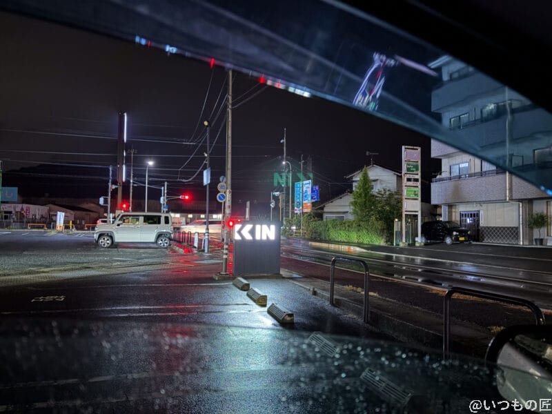 iPhone17 カメラ 夜の駐車場から見える横断歩道の様子