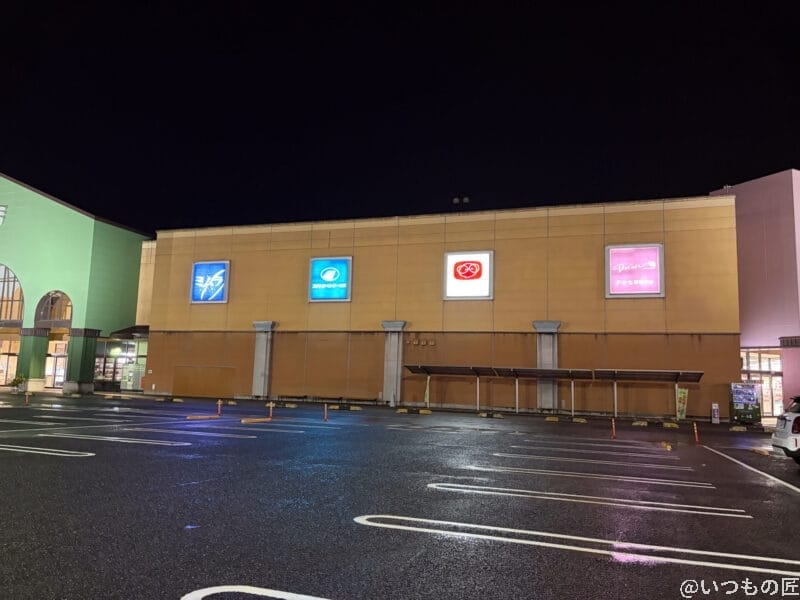 iPhone17 カメラ 夜のショッピングモールの駐車場内