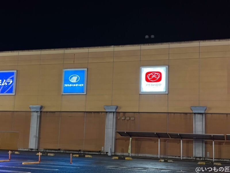 iPhone17 カメラ 夜のショッピングモールの駐車場内