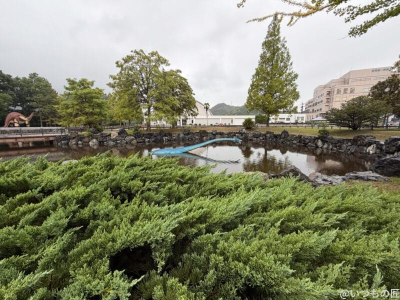 iPhone17 カメラ 湖に浮かぶ水色の首長流のオブジェ