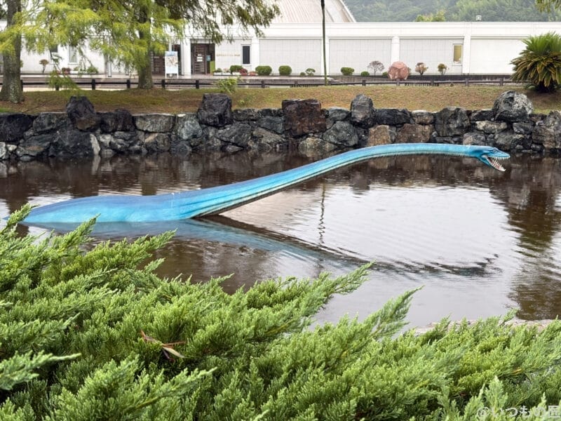 iPhone17 カメラ 湖に浮かぶ水色の首長流のオブジェ