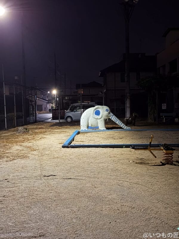 iPhone Air カメラ 公園の像の遊具を真夜中に捉えた一枚