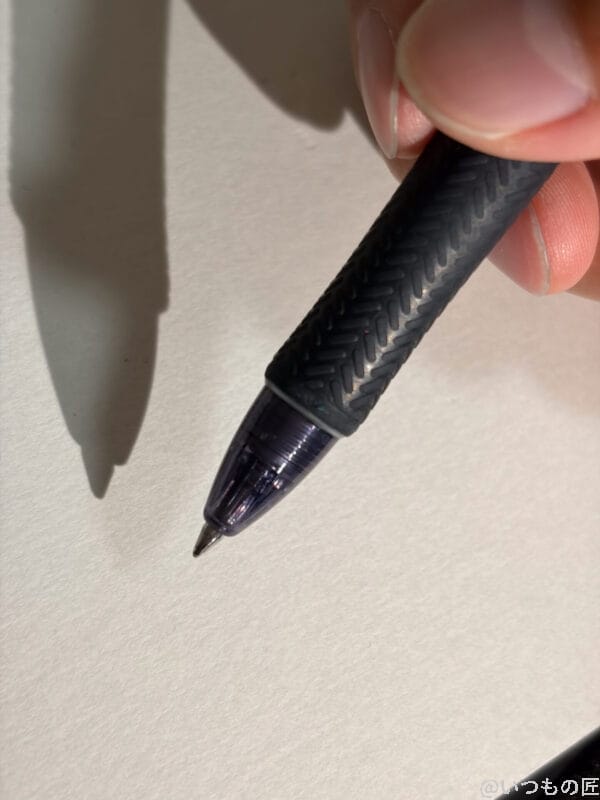 iPhone Air カメラ 黒のボールペンを握っている様子