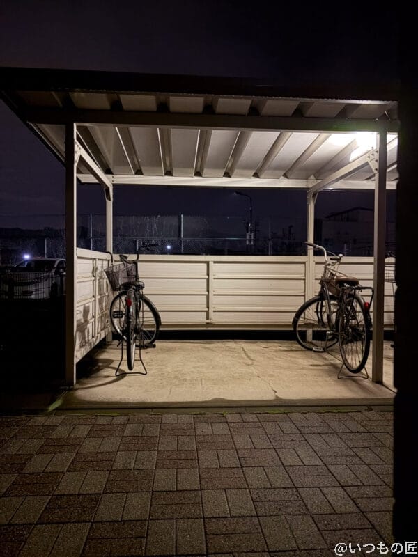 iPhone Air カメラ 真夜中の駐輪場を捉えた一枚
