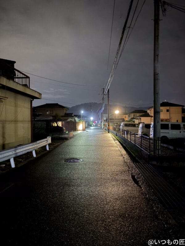 iPhone Air 夜の道路を収めた一枚