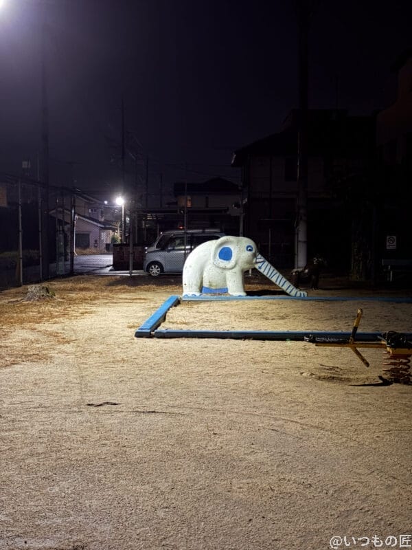 iPhone Air カメラ 公園の像の遊具を夜中に捉えた一枚