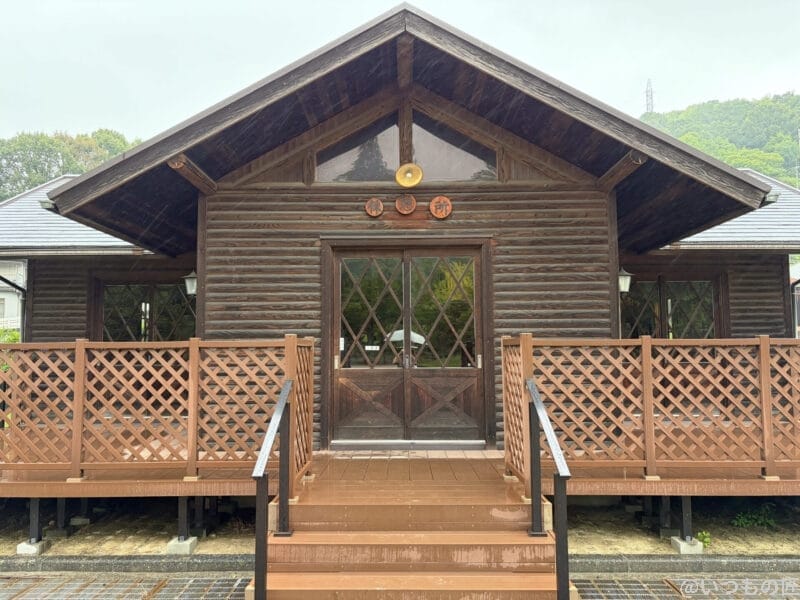 iPhone Air カメラ 雨の日のコテージ風の休憩所