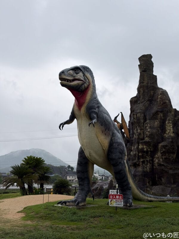 iPhone Air カメラ 曇り空の下、ティラノサウルスの巨大オブジェを捉えた一枚
